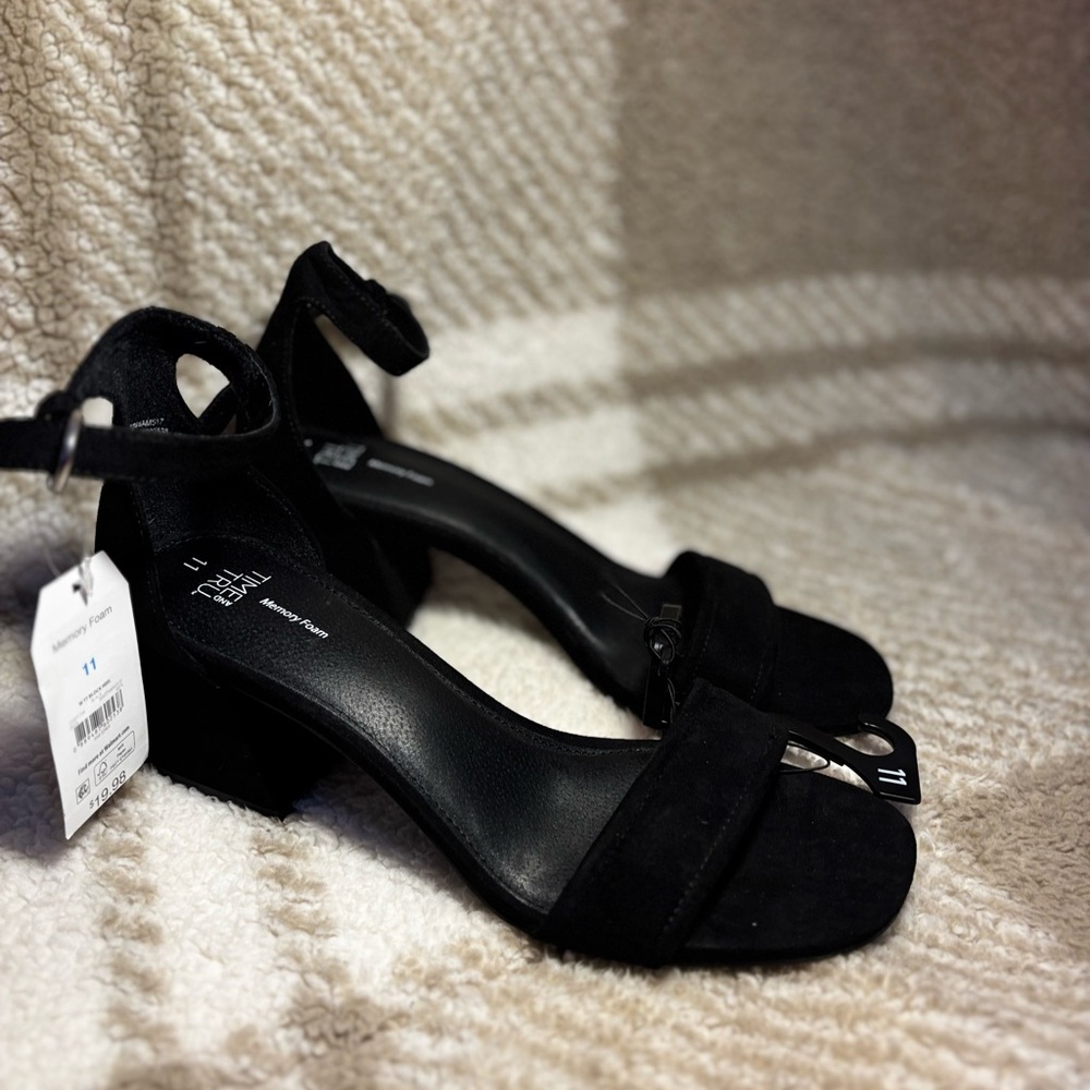 BRAND NEW WITH TAGS🖤Black Velvet Women's heeled Sandals size 11 - soft material